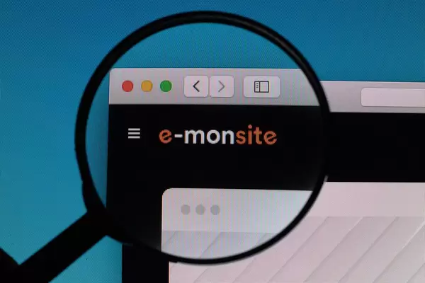 E-monsite logo under magnifying glass