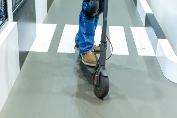 E-Scooter: Mann testet einen Xiaomi MI Elektroroller auf einem aufgebauten Parkour