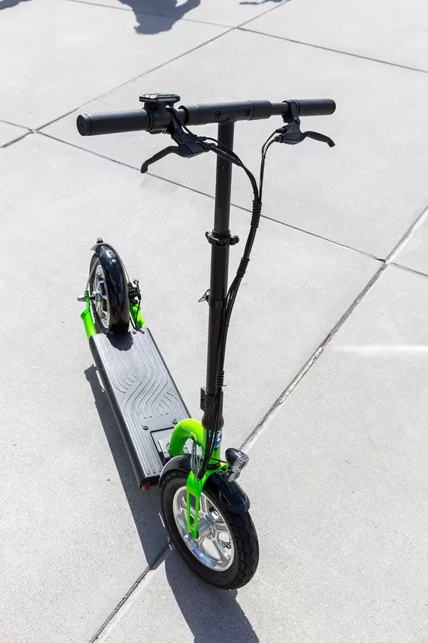 E-Scooter mit rein elektrischem Antrieb als alternatives Fortbewegungsmittel in der Stadt