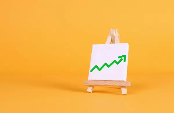 Easel with a green up arrow on orange background