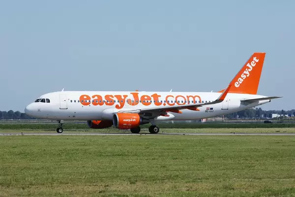 Easyjet Flugzeug rollt auf der Start- und Landebahn auf dem Flughafen Amsterdam Schiphol