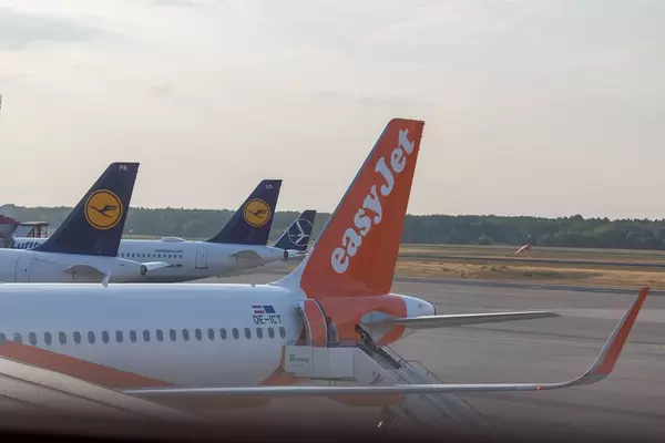 EasyJet und Lufthansa Jets am Berlin Flughafen