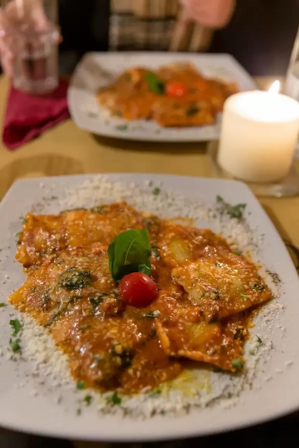Echte Italienische Ravioli mit Tomatensoße und Basilikum bei Mimi und Cocos Weinbar in Rom