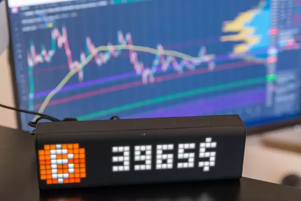 Echtzeit App Lametric zeigt den aktuellen Bitcoin Kurs mit Uhranzeige vor Computerbildschirm