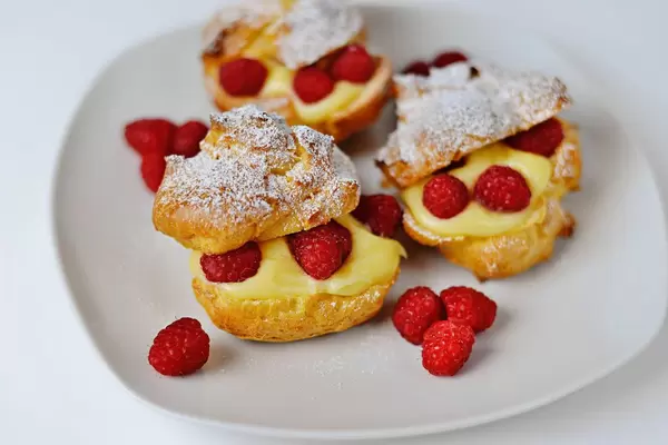 Eclairs mit Himbeeren