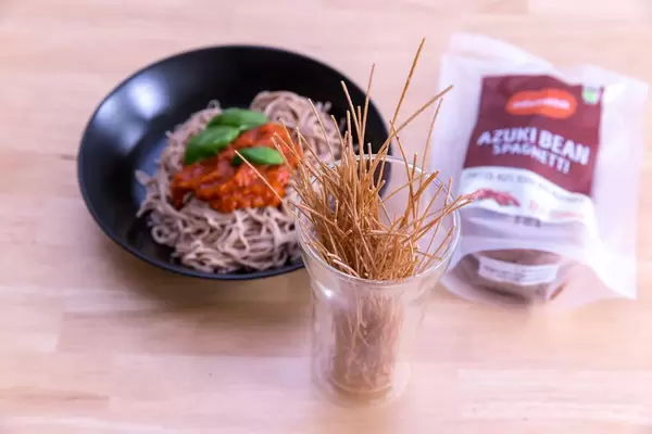 Edama Bio-Spaghetti mit Verpackung und ungekochtem Muster