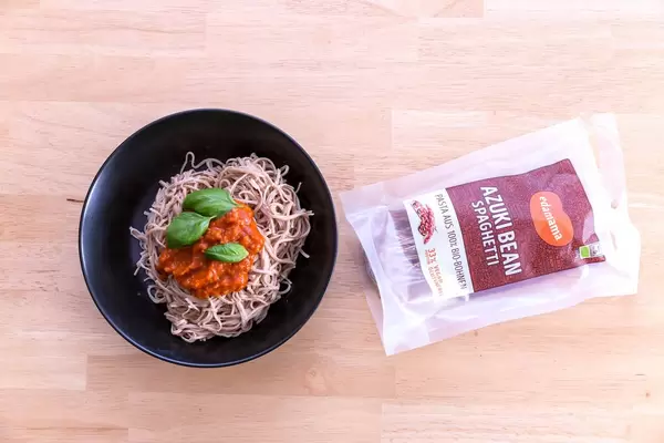 Edamama Bio-Spaghetti aus Azuki Bohnen mit Tomatensauce un Basilikumblättern, mit Verpackung
