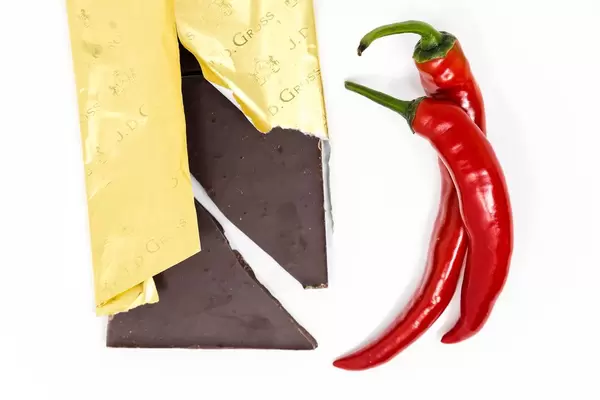 Edel-Zartbitter Schokolade mit Arriba Kakao und Chilli Schoten im Nahaufnahme