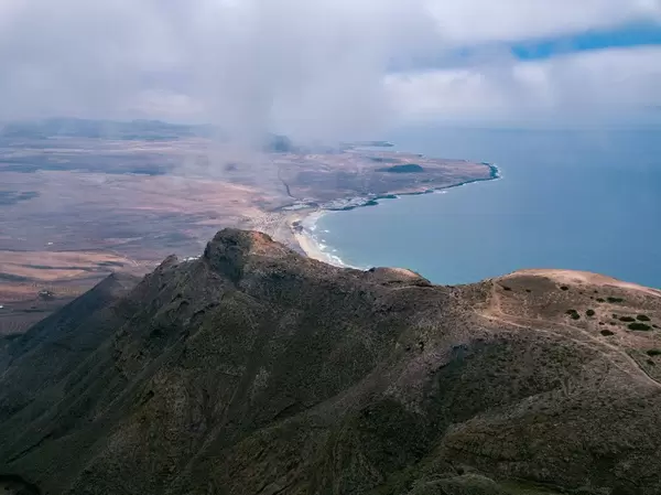 Edge of the mountain range near the ocean / Rand der Bergkette nahe dem Ozean