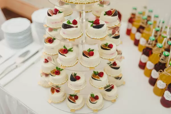 Edle weiße Mini-Muskatörtchen auf einem transparentem Tortenständer