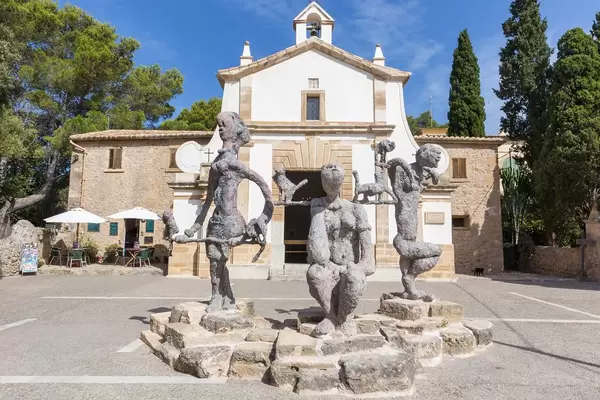 Eglésia del Calvari, Pollença: sculptures from the "Raons Humanes” exhibition by Joan Bennàssar