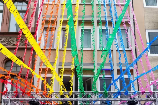 Ehe für alle: Bunte Straßendekoration bei Christopher Street Day in Köln 2017