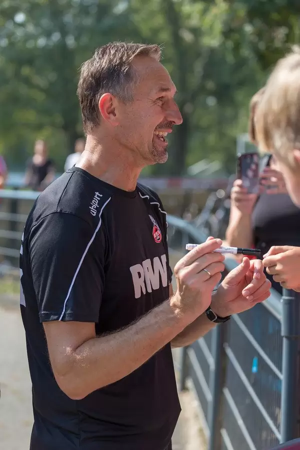 Ehemaliger Fußballspieler und Cheftrainer des 1. FC Köln Achim Beierlorzer gibt Autogramme nach dem Fußballtraining