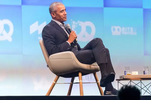 Ehemaliger Präsident der USA bei deutscher Internetkonferenz: Barack Obama auf der Bühne im Gespräch im Riemer Messezentrum in München