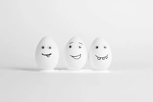 Eier mit aufgemalten Gesichtern