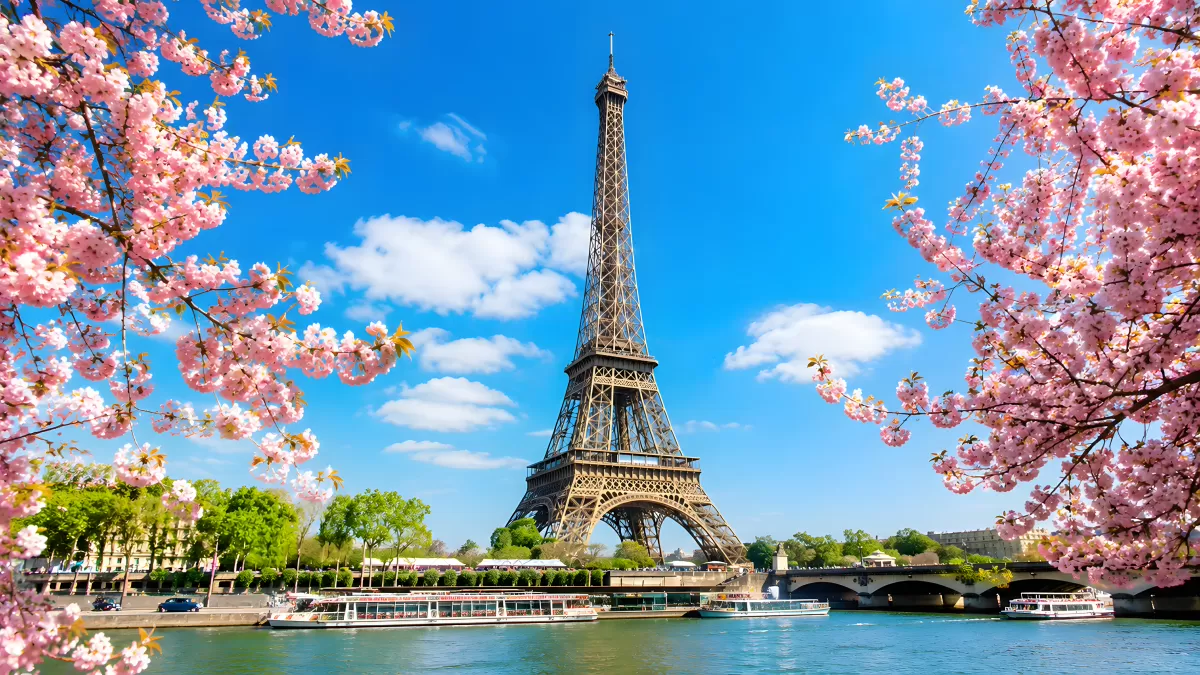 Eiffelturm im Frühling mit Kirschblüten an der Seine