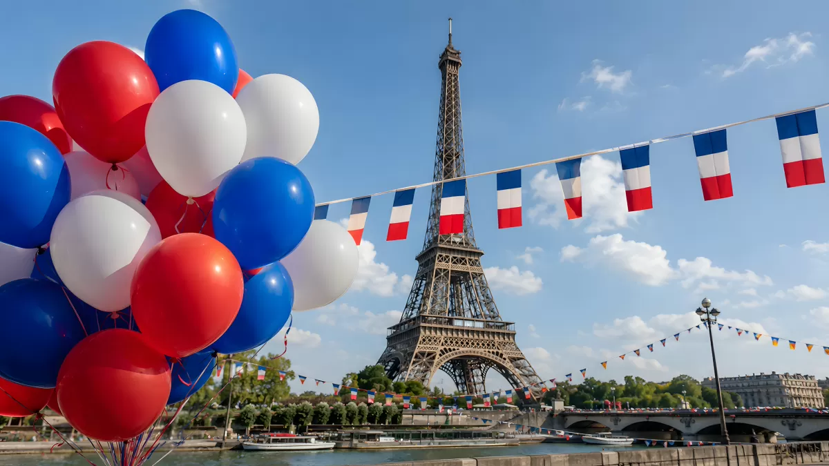 Eiffelturm Paris mit Trikolore-Luftballons am Feiertag
