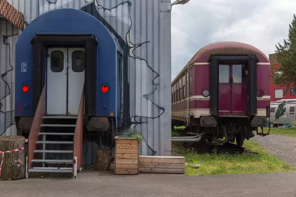 Ein altes Zugtür als Eingang des BaseCamp Hostels in Bonn
