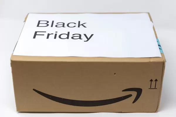 Ein Amazon Paket zum Black Friday
