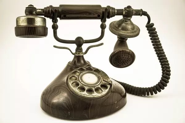 Ein antikes Telefon auf weißem Hintergrund