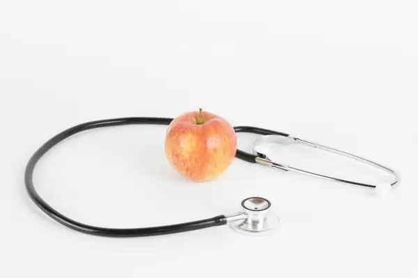 Ein Apfel am Tag hält den Doktor fern. Apfel und Stethoskop