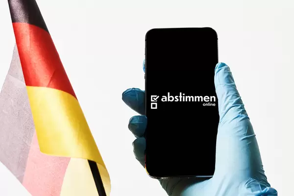 Ein Arzt, der online in Bundestagswahle 2021 abstimmt