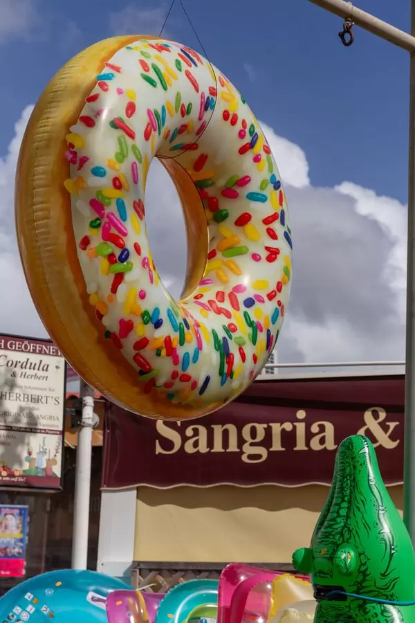 Ein aufblasbarer Gummi Donut an einem Stand mit Gummitieren in Peguera