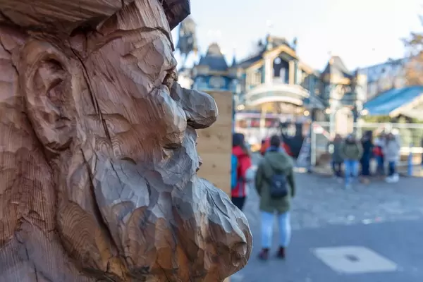 Ein aus Holz geschnitzter Zwerg in der Nahaufnahme