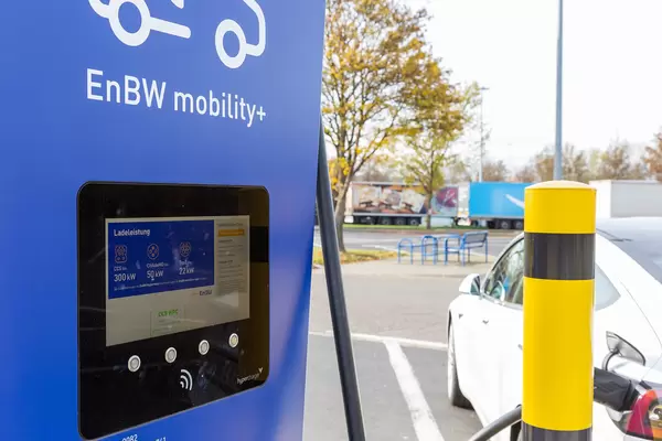 Ein Auto lädt an einer EnBW mobility+ Elektro-Ladestation an einem Rastplatz in Rheinland-Pfalz, Deutschland