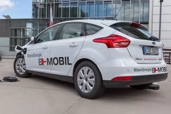 Ein batteriebetriebenes Auto von Ford mit mobilem Strom der umweltschonenden TankE Ladestation von RheinEnergie