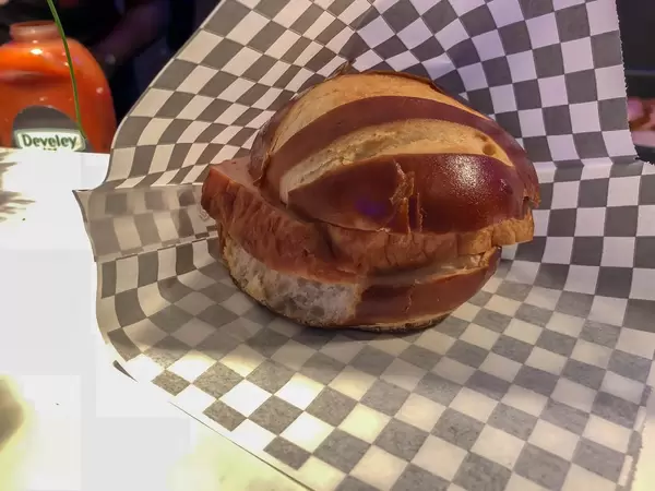 Ein Bayrischer Burger - Laugenbrötchen mit Leberkäs