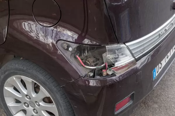 Ein beschädigtes Rücklicht eines Autos