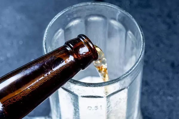 Ein Bier wird in ein Glas eingegossen