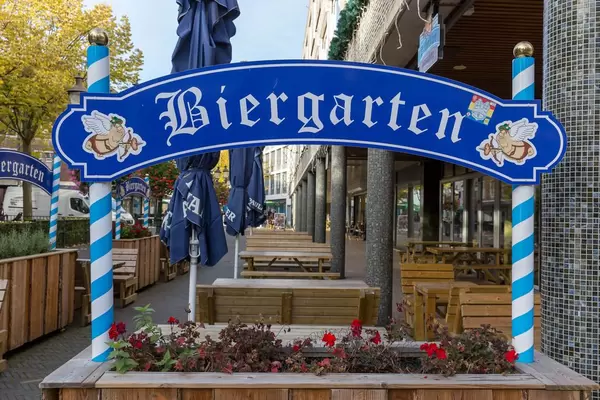 Ein Biergarten mit Holzbänken in der Innenstadt