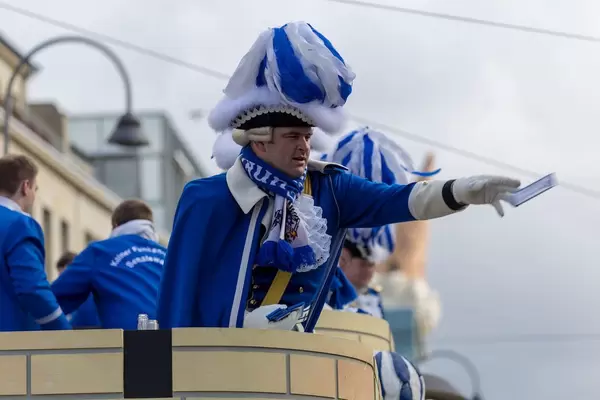 Ein Blauer Funken wirft Zuschauern Päckchen zu - Kölner Karneval 2018