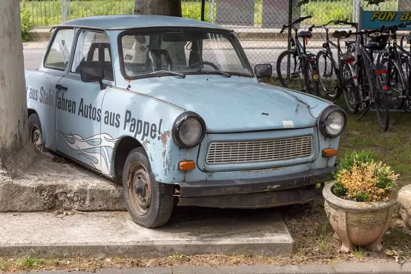 Ein blauer Retro-Trabant: Ferrari des Sozialismus in BaseCamp Hostel in Bonn