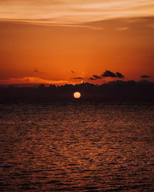 Ein Blick auf den Sonnenuntergang am Horizont in Sipalay, Philippinen
