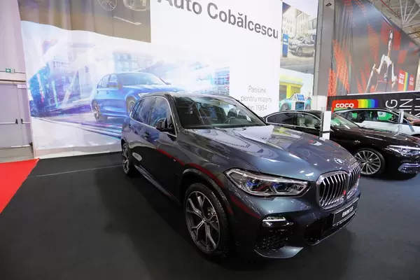 Ein BMW X5 SUV auf der Automesse in Bukarest