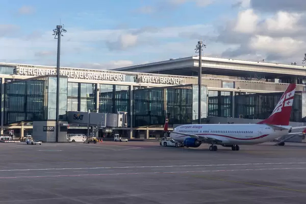 Ein Boeing 737-800 Flugzeug von Georgian Airways auf dem Vorfeld des neuen Flughafens BER