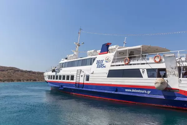 Ein Boot von Delos Tours, die die Fahrten zwischen Mykonos und Delos leistet