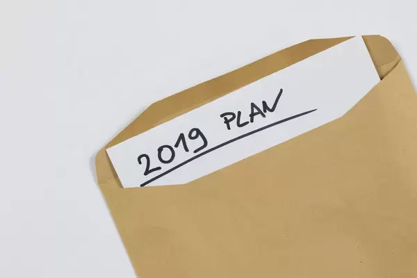 Ein brauner Umschlag mit einem Papier mit dem Plan für 2019