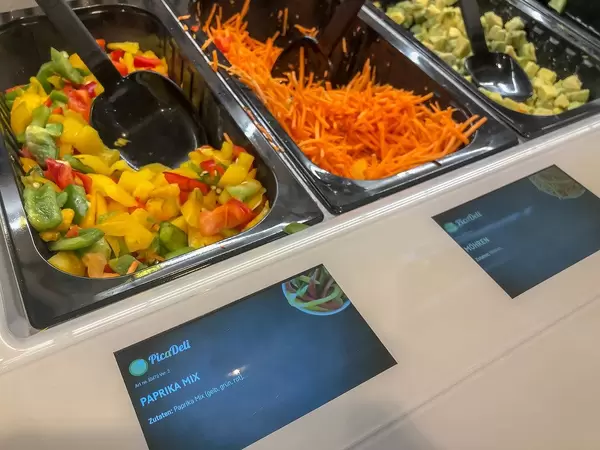 Ein bunter Paprikamix und geraspelte Möhren als Salatbeigabe an der Picadeli Salatbar