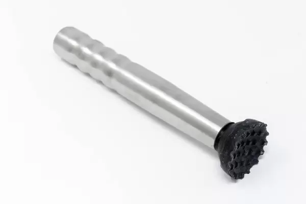 Ein Caipirinha-Stößel aus Aluminium auf weißem Hintergrund