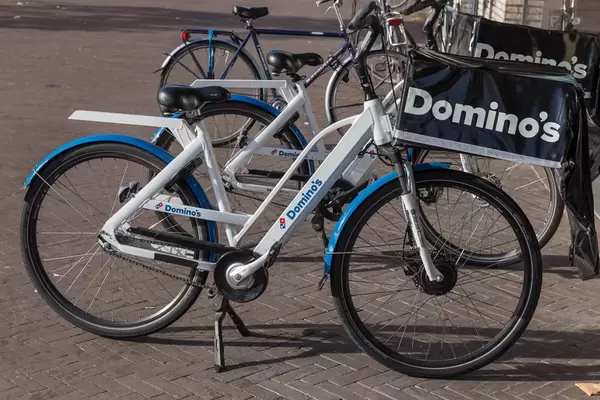 Ein Dominos Pizza Lieferfahrrad in Venlo, Niederlande