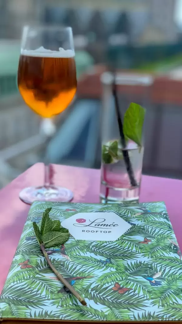 Ein Drink im Lamee Rooftop Bar in Wien