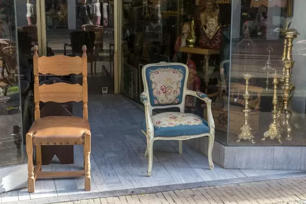 Ein edler Stuhl vor einem Antiquitätengeschäft in Venlo