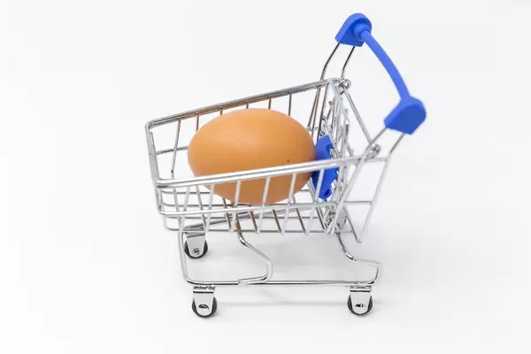 Ein Ei in einem Mini-Einkaufswagen
