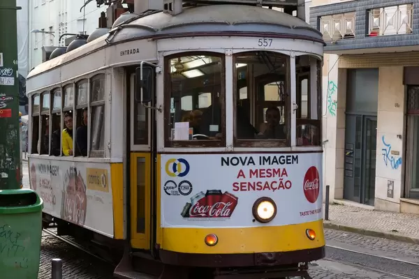 Ein Elétrico 28 Zug in Lissabon, Portugal