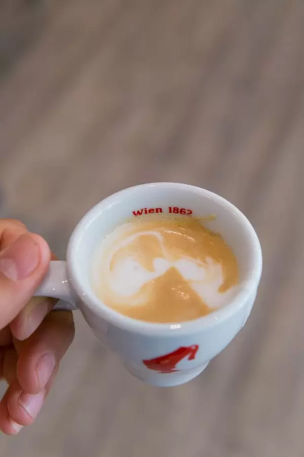 Ein Espresso in der Kaffeebar im Julius Meinl am Graben in Wien