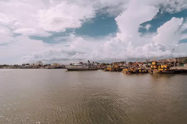 Ein Fähre im Hafen von Iloilo City